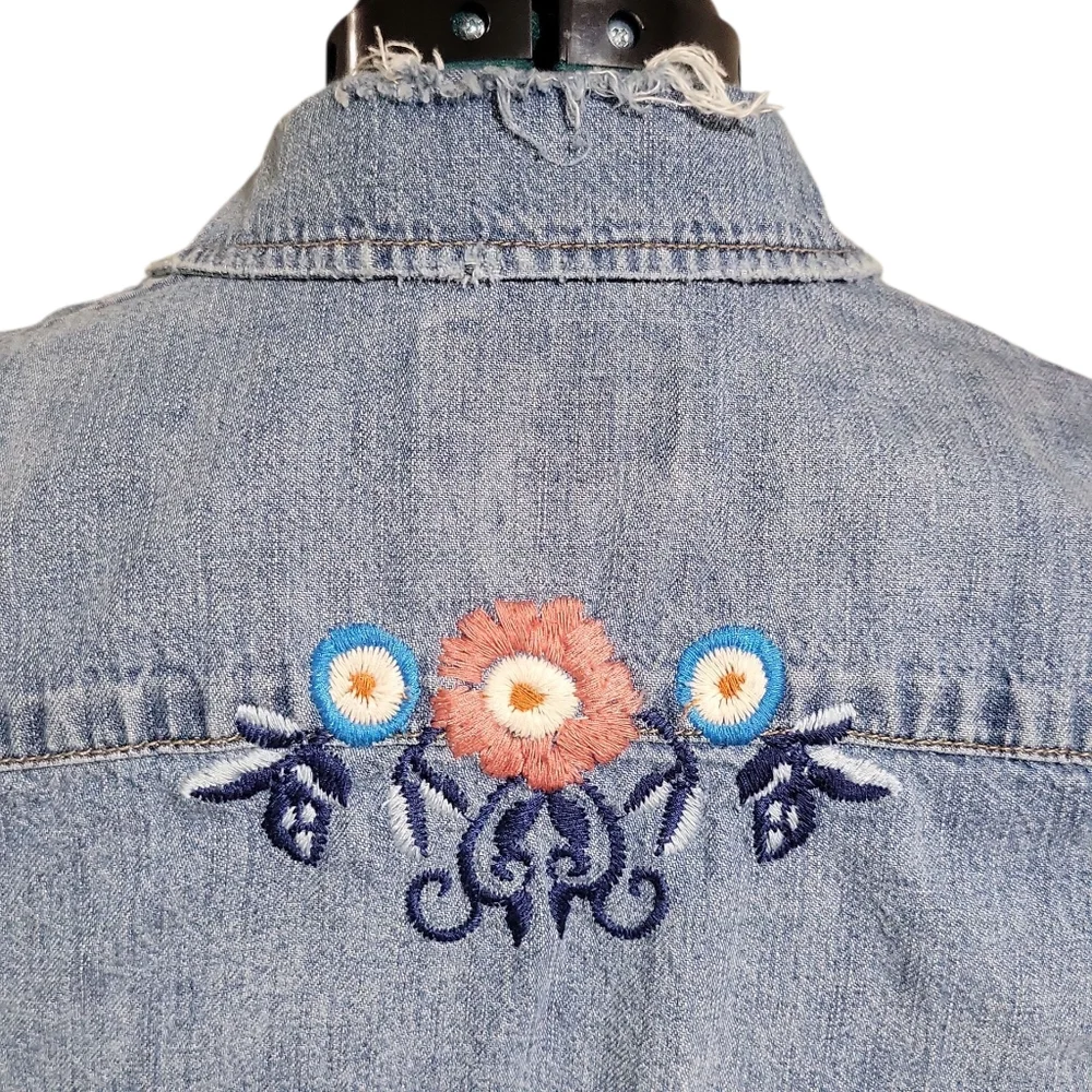 Lucky Brand Women's Embroidered Western Denim Pearl Snap Shirt Size S Distressed - Picture 6 of 16